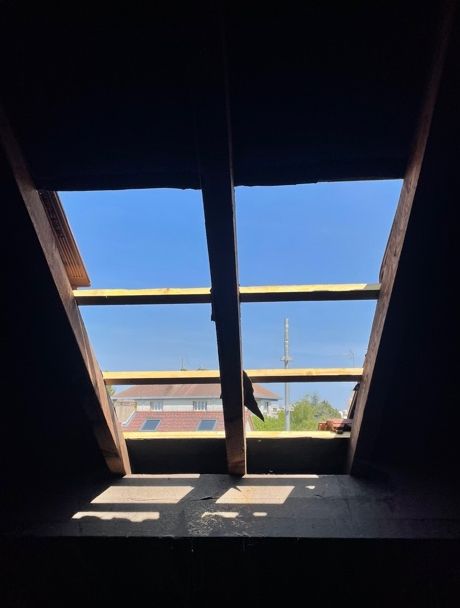 Vue intérieure d'une ouverture dans la toiture pour accueillir une fenêtre