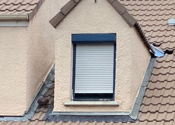 Fenêtre de toit à battant avec store automatique