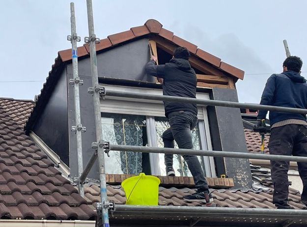 Réfection de l'isolation d'une fenêtre de toit à battant