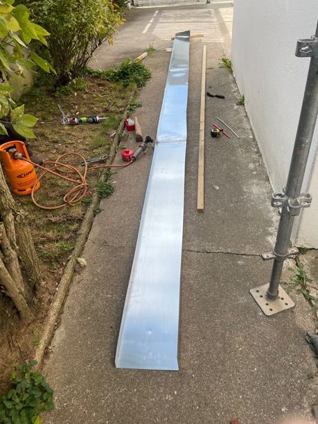 Plaque de zinc pliée et prête pour installation