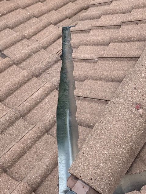 Solin entre deux parties de toiture