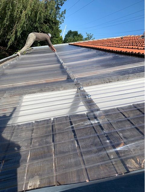 Sous-couche d'étanchéité pour une couverture métallique