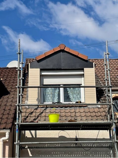 Finitions de l'isolation d'une fenêtre de toit à battant