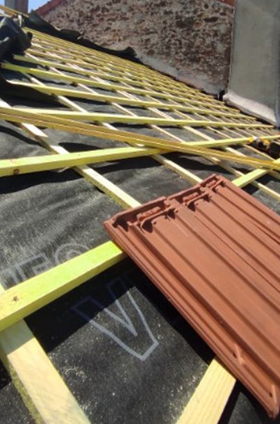 Mise en place des tuiles sur une nouvelle charpente