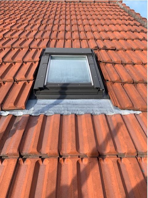 Une fenêtre de toit avec son étanchéité