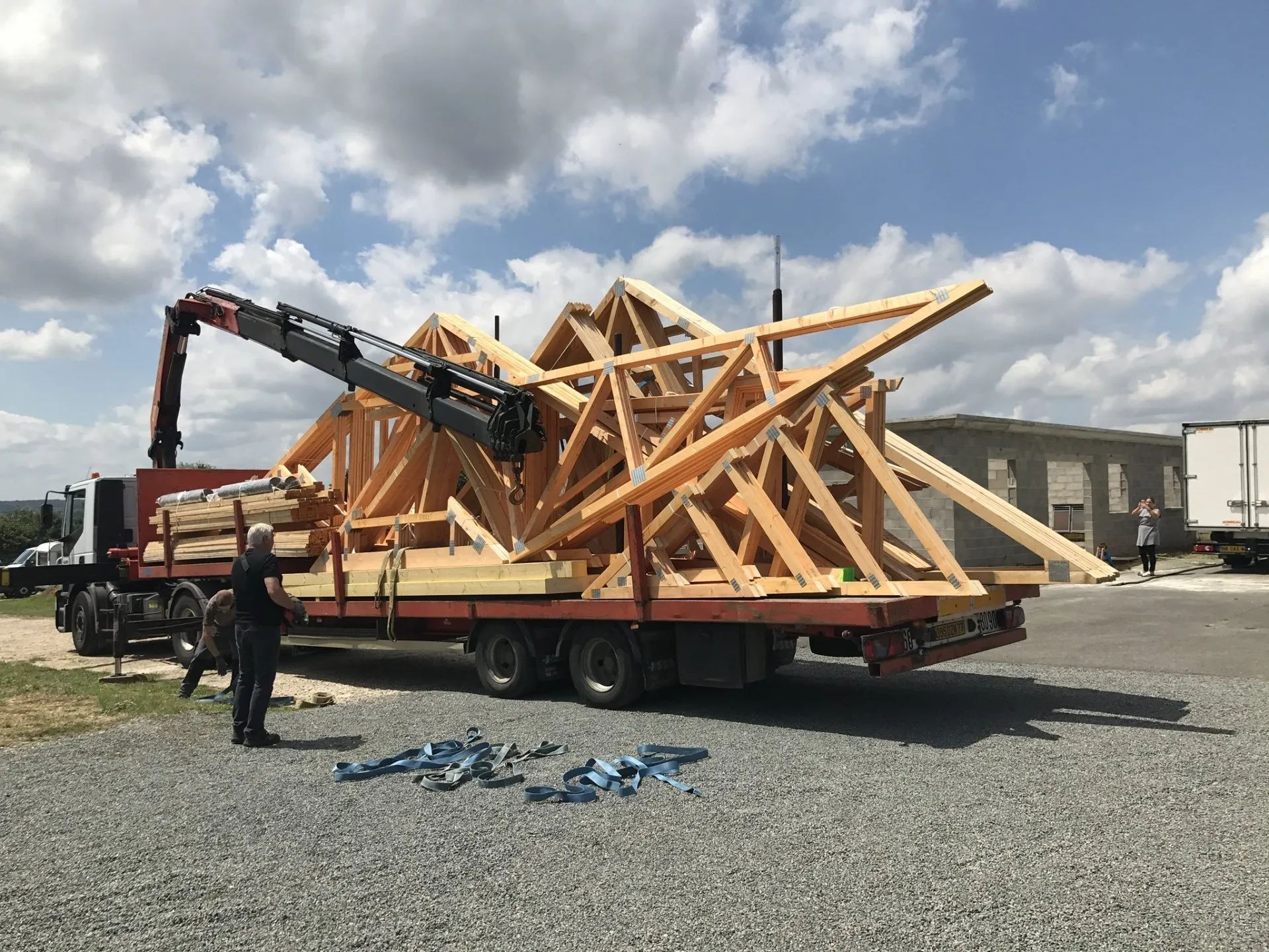 Une charpente de maison livrée par camion