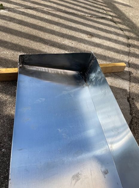 Plaque de zinc pliée sur une toiture