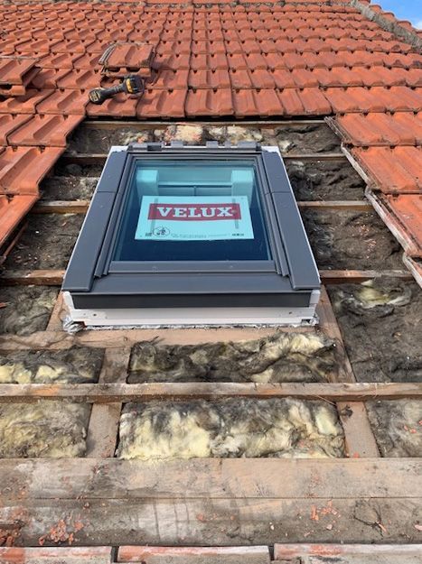 Une fenêtre de toit avant les finitions d'étanchéité