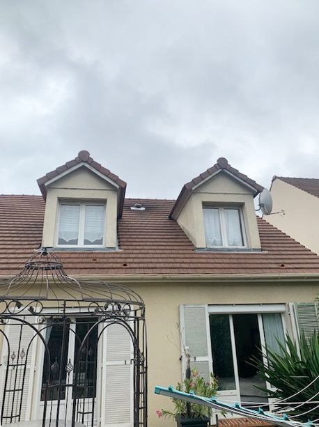 Toiture en tuiles et fenêtres de toit