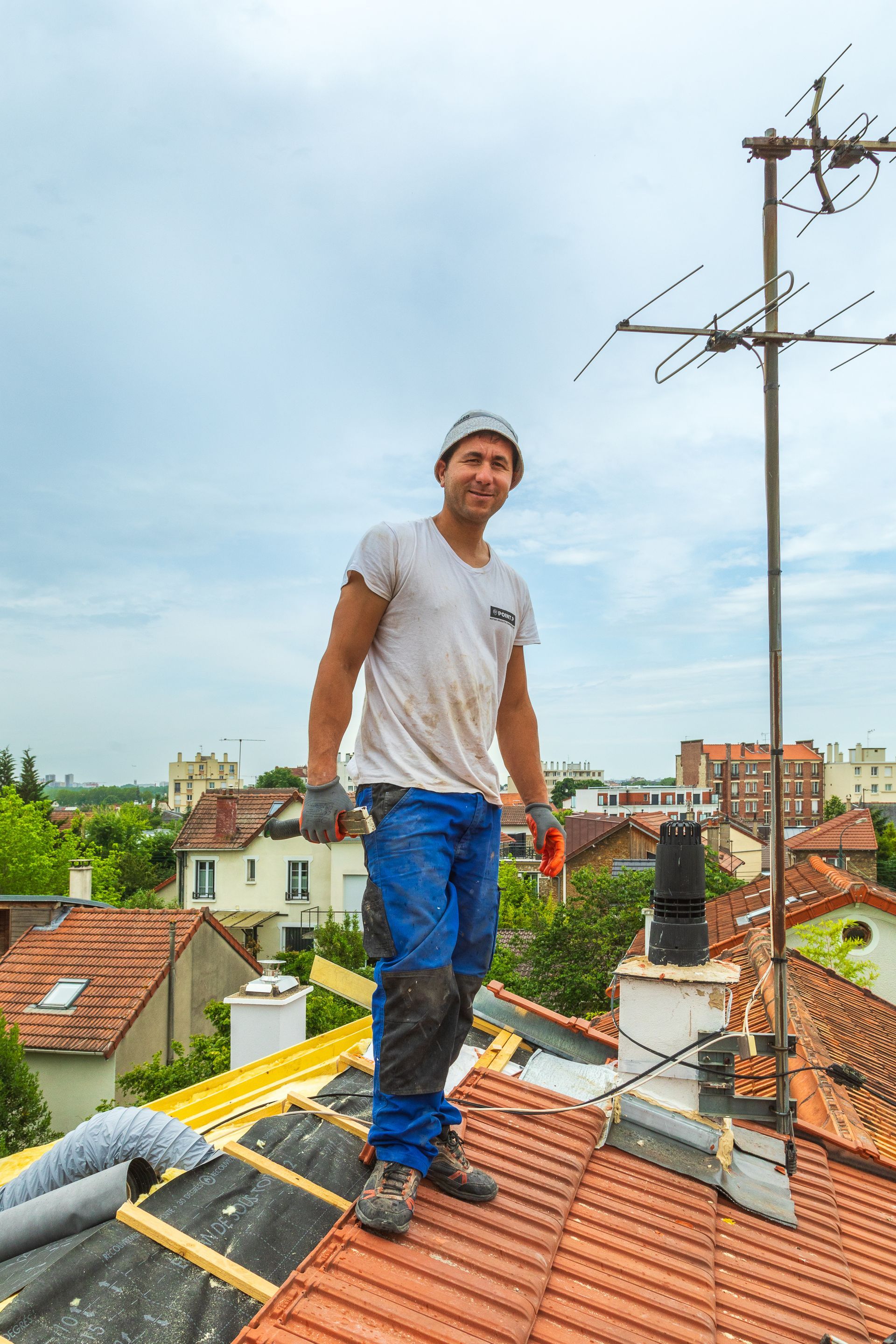 Toiture en travaux avec un ouvrier