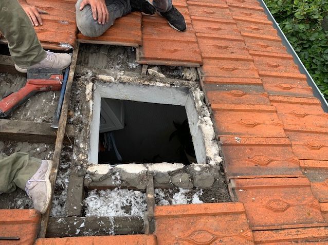Une ouverture dans le toit d'une ancienne fenêtre ôtée