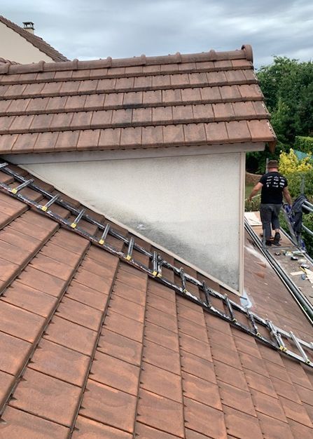 Toiture en tuiles et fenêtre de toit