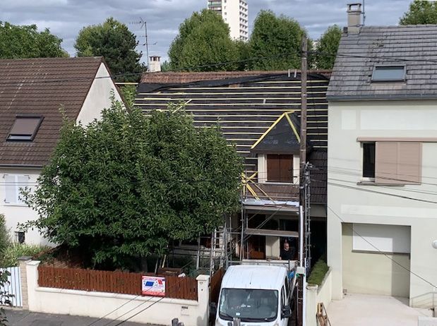 Une toiture en pleine réfection de charpente