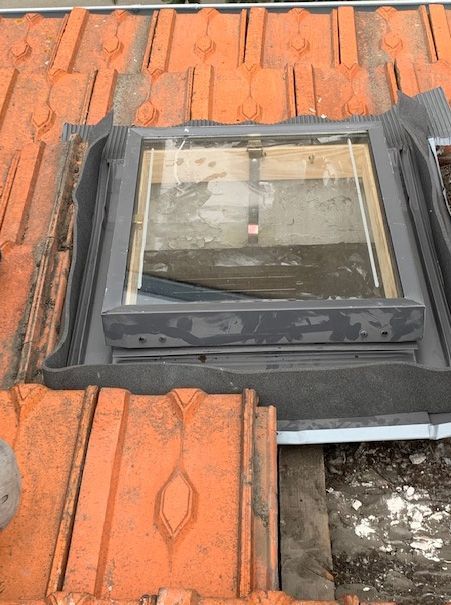 Petite fenêtre de toit pour un puits de lumière