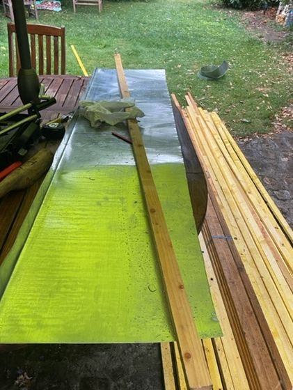 Plaque de zinc pliée et préparée pour l'étanchéité de toiture