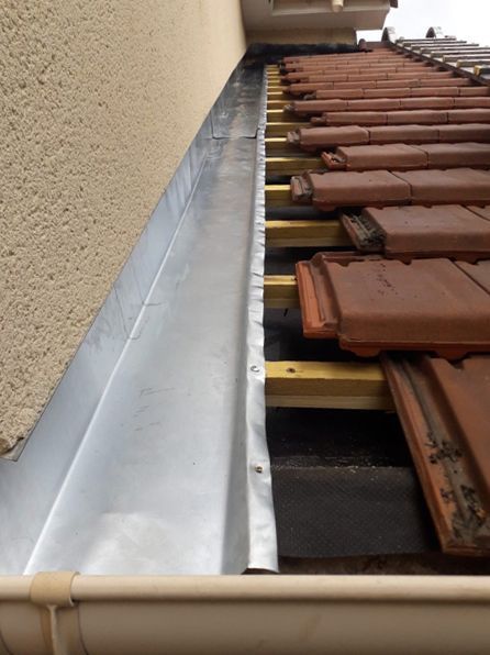 Solin rénové avant les finitions de raccord de tuiles