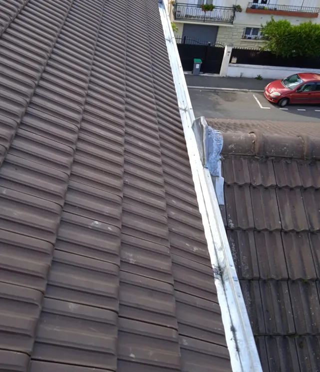 Étanchéité d'un toit et gouttières d'une maison