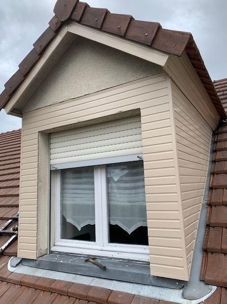 Fenêtre de toit à battant avec store roulant