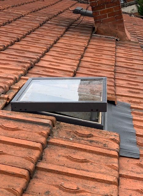 Petite fenêtre de toit entrebâillée