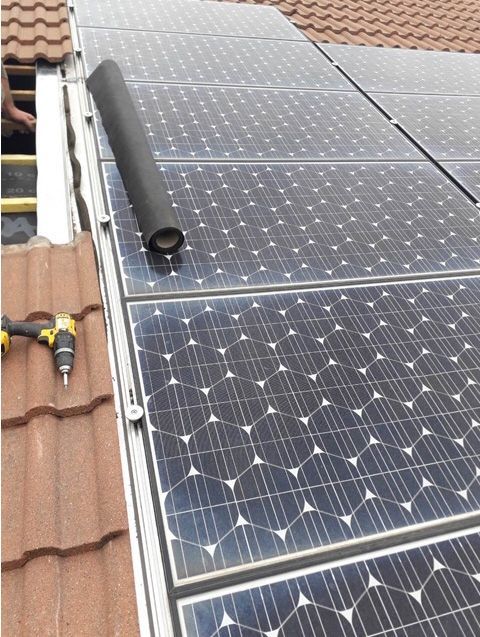 Une toiture avec des panneaux solaires installés