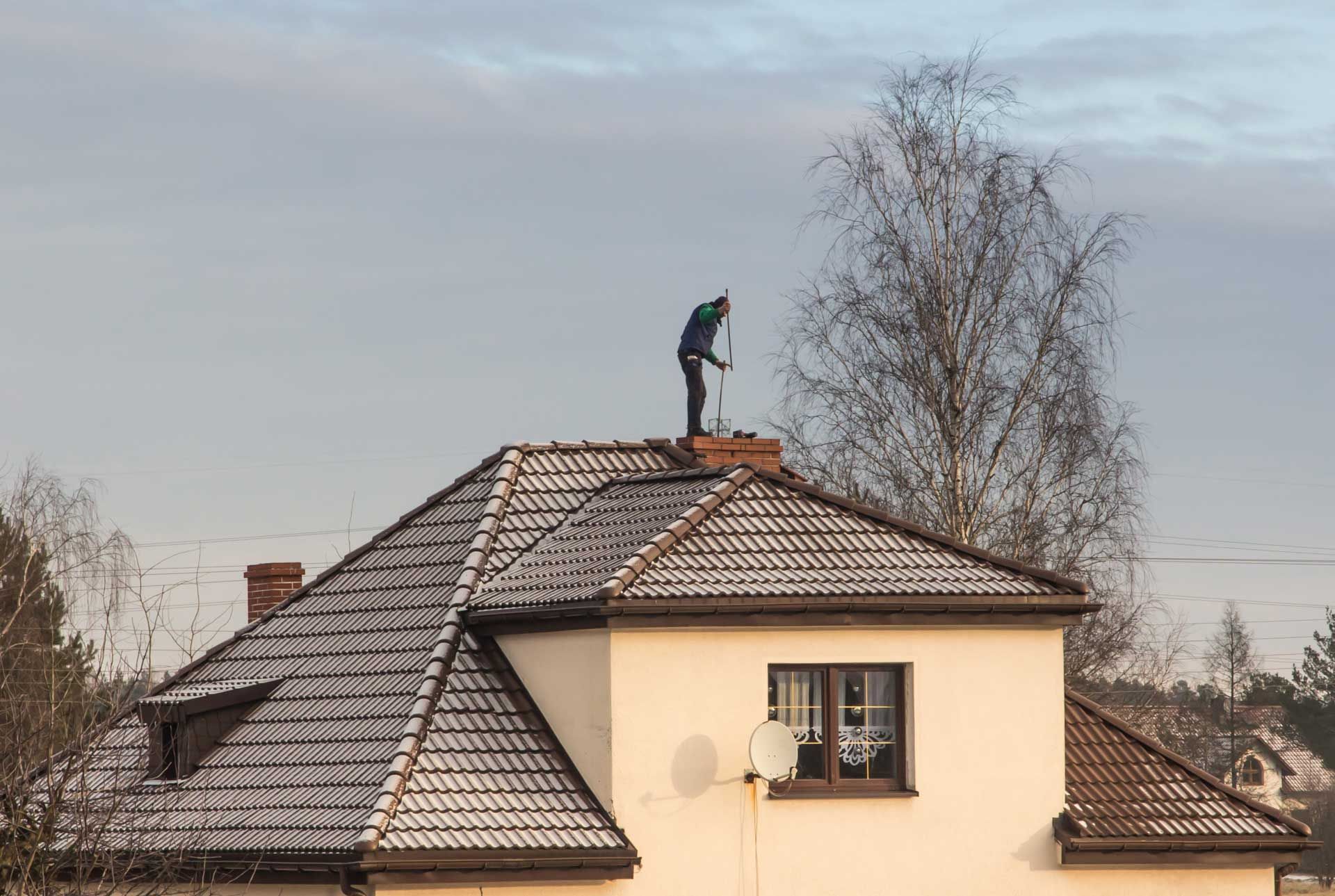 Un ramonage de conduit de cheminée en plein hiver
