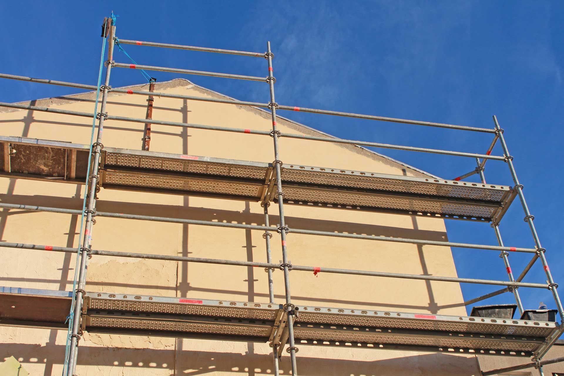 Échafaudages devant une façade ravalée
