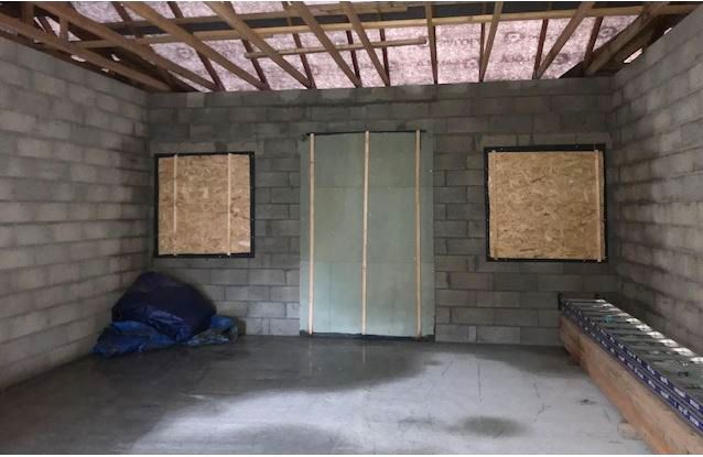 Vue intérieure d'une maison en construction avec sa charpente