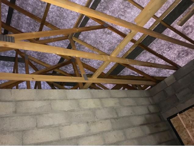 Vue intérieure du mur d'une maison en construction avec sa charpente