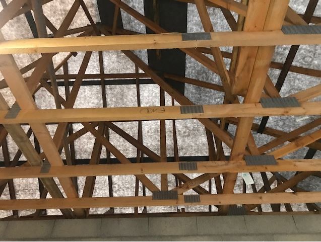 Vue intérieure de la charpente d'une maison en construction