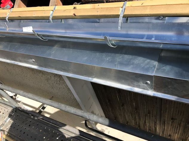 Installation de gouttières par Angelo Violet