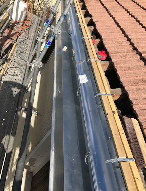 Gouttière en zinc fraîchement installée