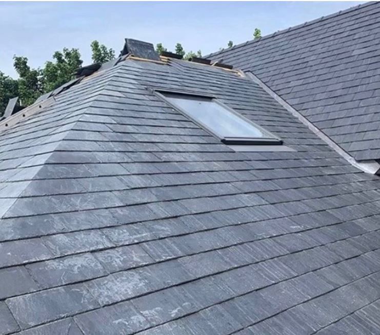 Solin entre deux parties de toiture en ardoise