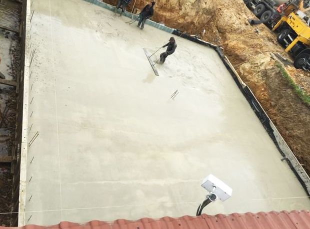 Finitions sur une dalle de fondations de maison