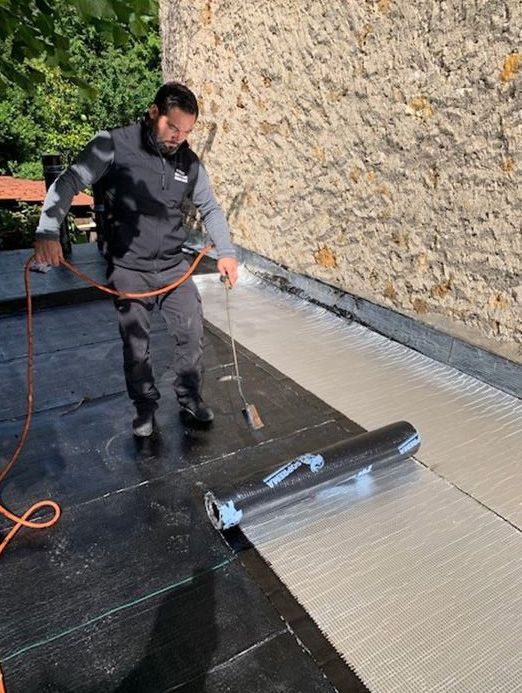 Goudronnage pour l'étanchéité d'une toiture plate