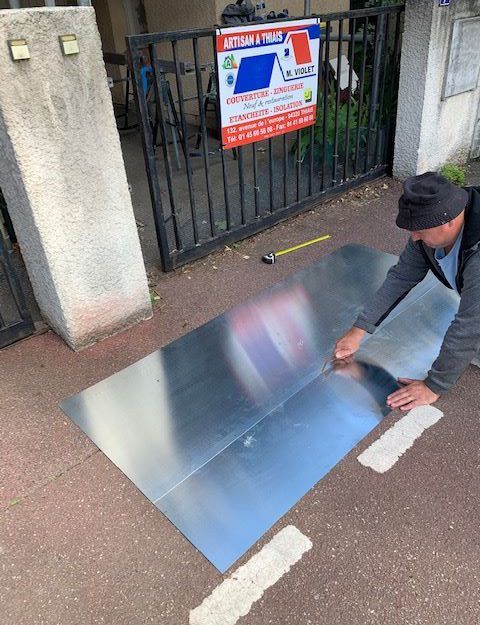 Découpage d'une plaque de zinc