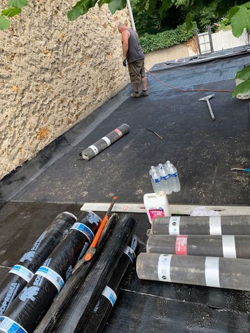Couche de goudron finie et matériaux pour l'étanchéité d'une toiture plate