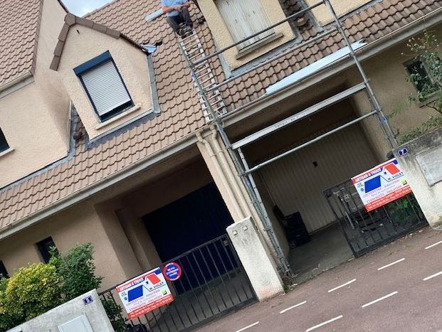 Chantier de rénovation de toiture fini pour deux maisons mitoyennes