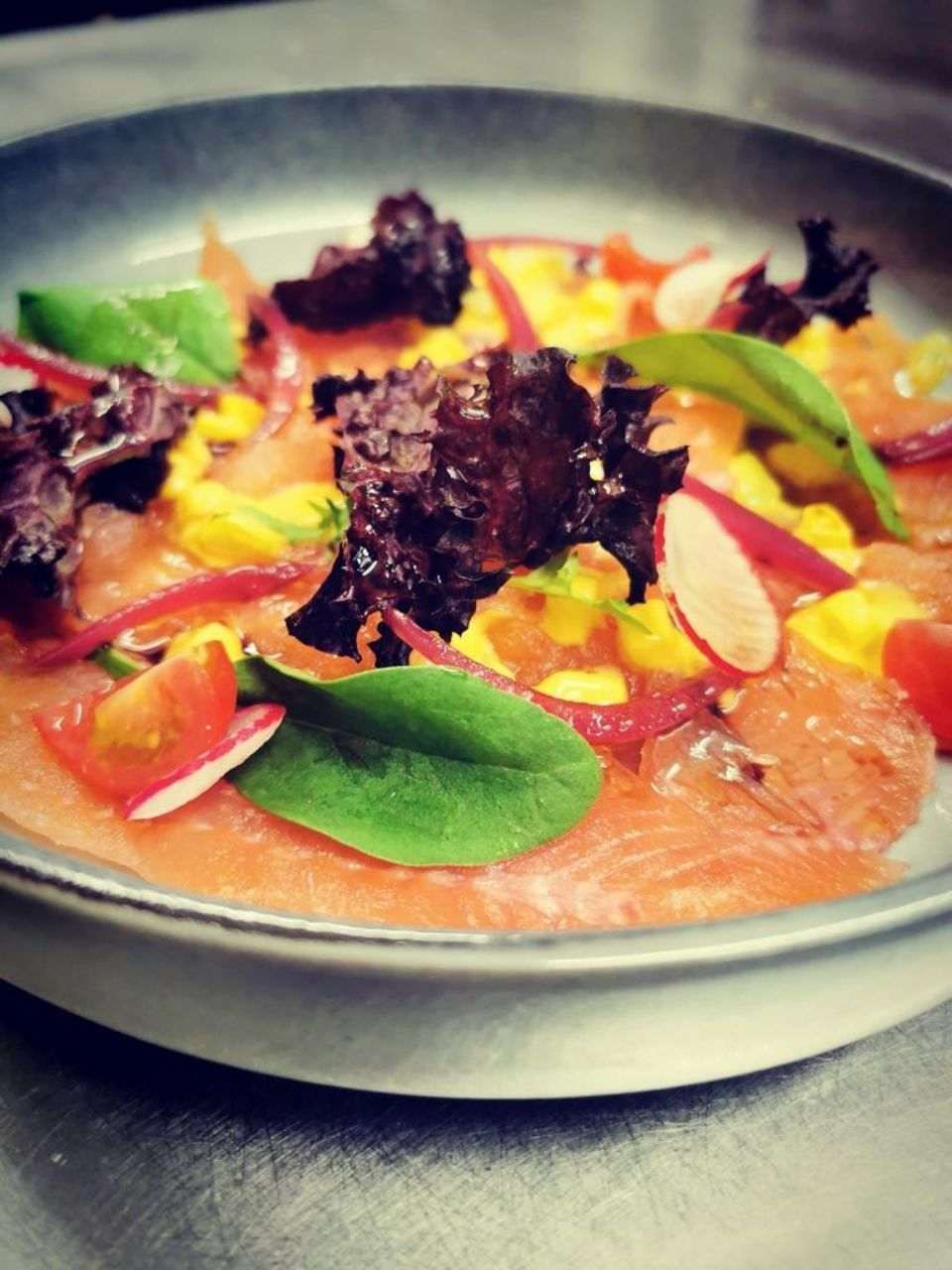 Un gros plan d'une assiette de nourriture sur une table