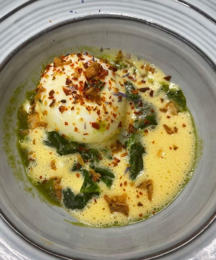 Un gros plan d'un bol de nourriture sur une table.