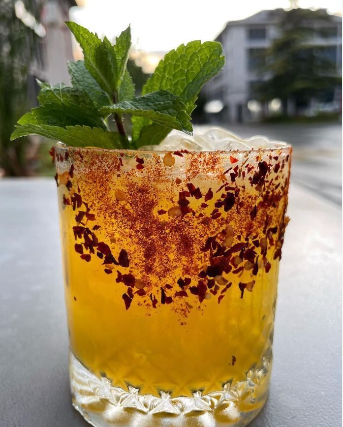 Un gros plan d'une boisson dans un verre sur une table