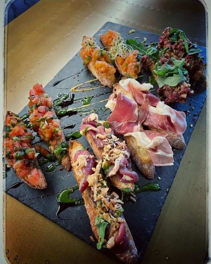 Un plateau de nourriture avec de la viande et des légumes sur une table