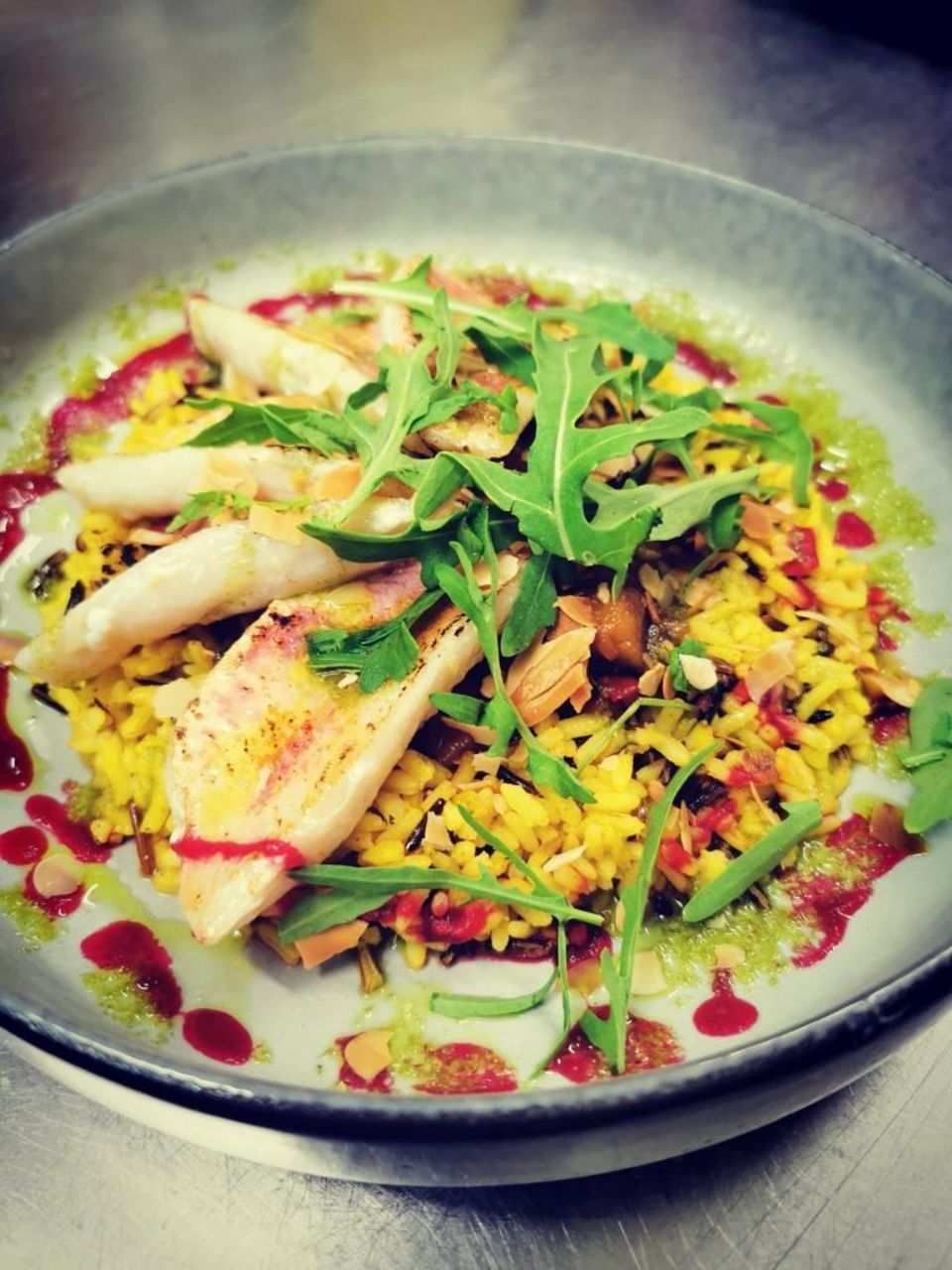 Plat chaud à base de poisson à L'Arlequin Bar & Resto