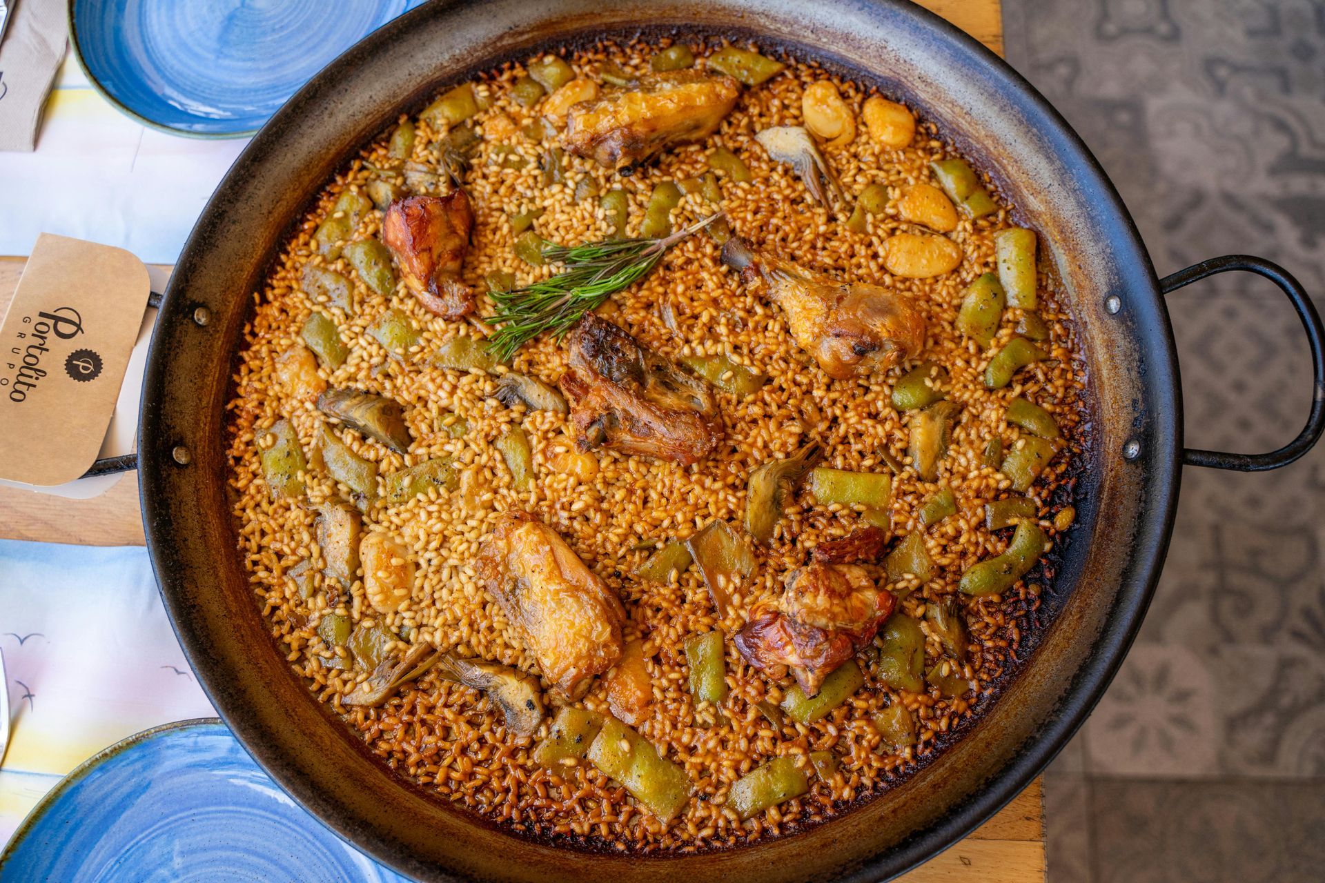 Icono de marcador de posición gris claro con un sol y montañas sobre fondo blanco
