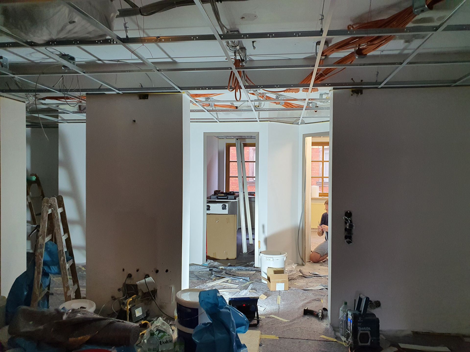 Ein Raum mit einer Decke, die renoviert wird