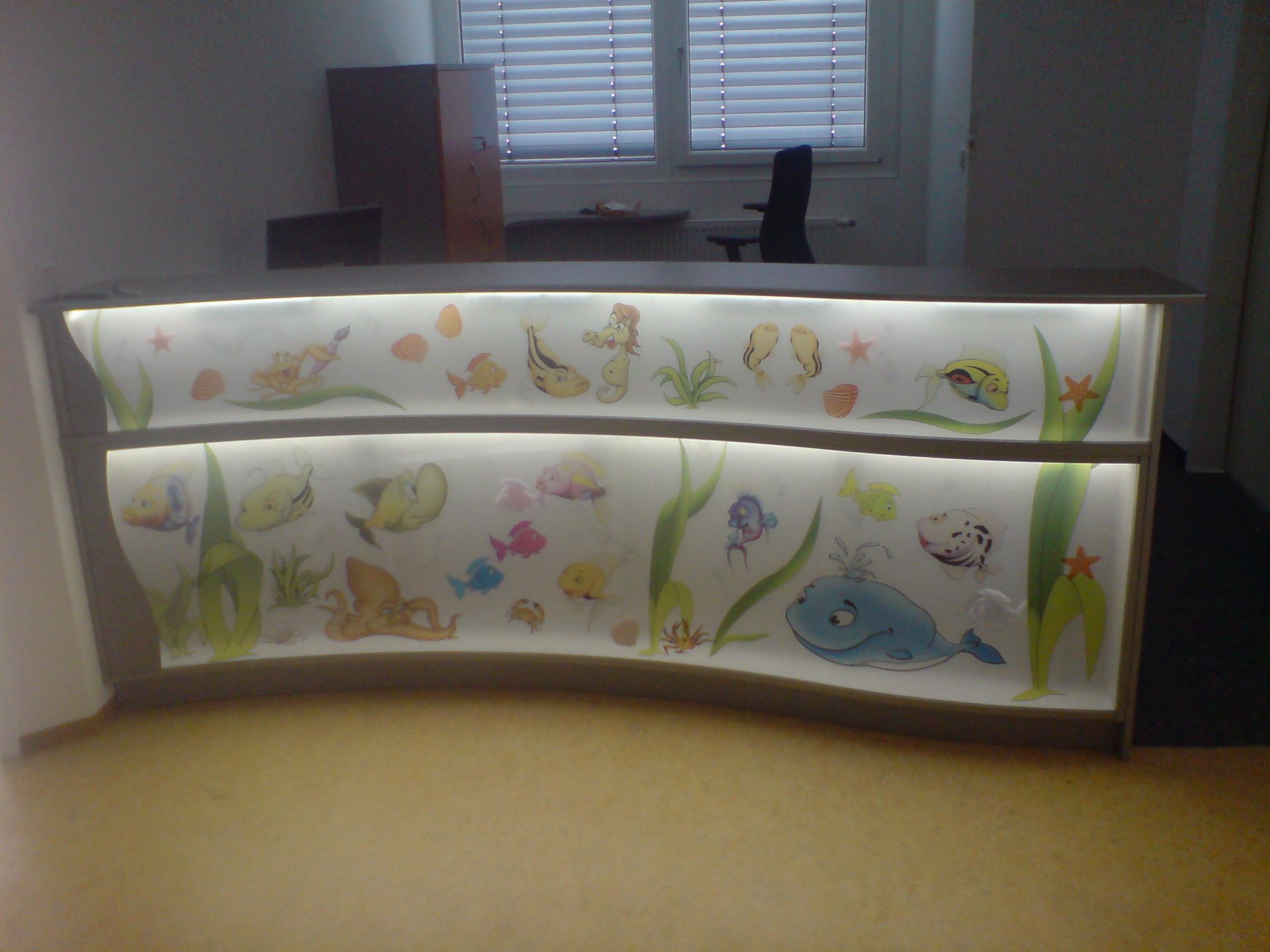 Ein Rezeptionstresen mit einem Fischbild darauf