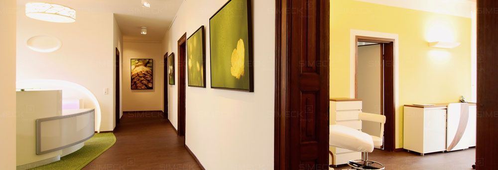 Ein Flur in einem Gebäude mit einem Gemälde an der Wand.