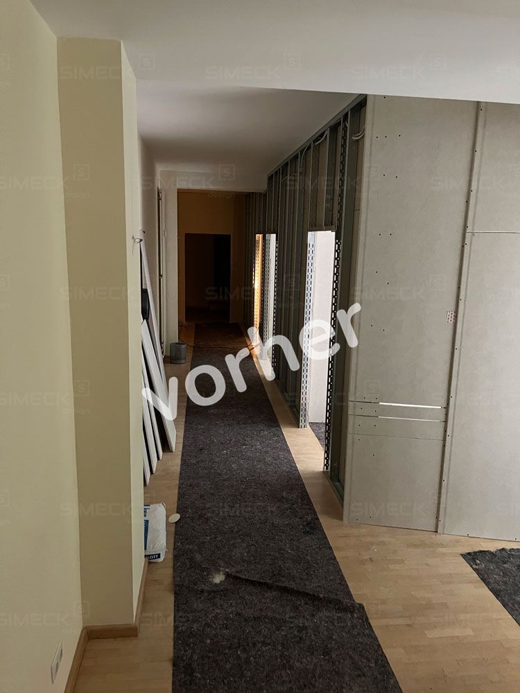 Ein Flur mit einem Teppich auf dem Boden und einem Schild mit der Aufschrift „vorher“.