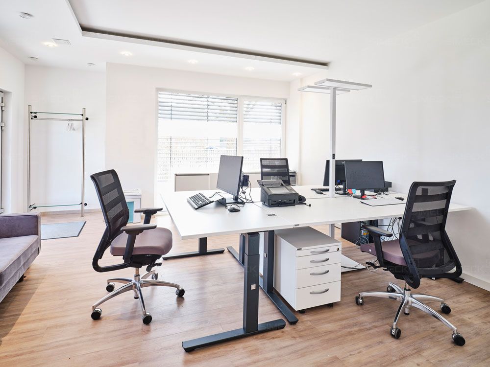 Im Büro gibt es zwei Schreibtische und zwei Stühle.