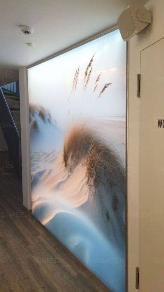 Eine Wand mit dem Bild einer Sanddüne darauf.
