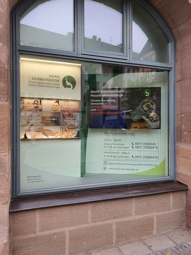 simeck-arztpraxis-schaufenster-gestaltung